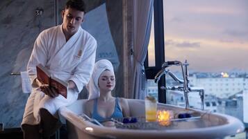 Senior Suite | Minibar, in-room safe, desk, blackout drapes