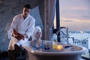 Suite Sénior | Minibar, coffres-forts dans les chambres, bureau, rideaux occultants