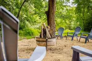 A campsite with a metal fire pit surrounded by chairs and a tree. - 4BR Creekside Country Hideaway on 34 Acres - Pet Friendly (Middlebrook)