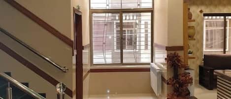 Coin salon dans le hall