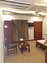 Deluxe Double or Twin Room | Soundproofing, iron/ironing board, free WiFi
