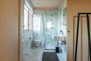 Ducha, secador de pelo, toallas y jabón