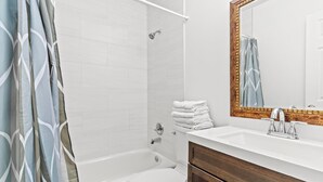 Un baño con bañera, inodoro y lavamanos.