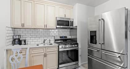 1.5 Blocks from Ocean Unit #1 Great Location 2 Bedroom Apartment