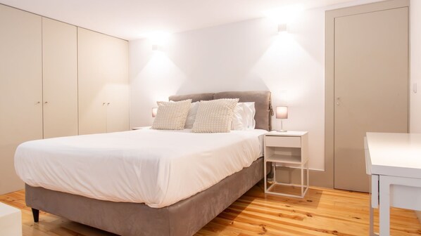 Tabla de planchar con plancha, wifi gratis y ropa de cama