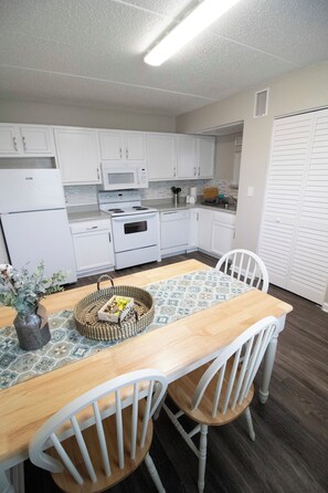 Kjøleskap, mikrobølgeovn, ovn og kokeplater