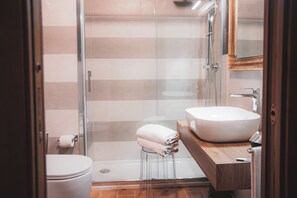 Hårtork, handdukar, tvål och toalettpapper