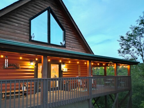 2 Mstr Bdrm suites✅Mtn Views**Hot Tub**Arcade-Game Room**Fast WiFi*Seasonal Pool