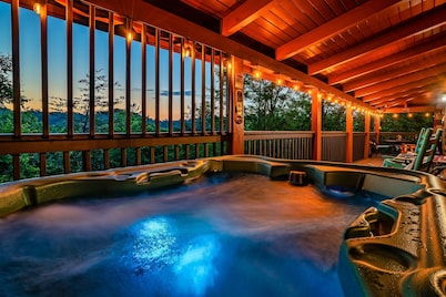 Mooseberry Ridge✅️2 Mstr Bdrm suites**Fast WIFI**Game Rm**Hot-Tub**Seasonal Pool