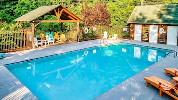 Utomhuspool och uppvärmd pool