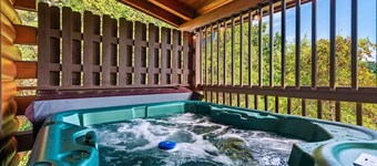 2 Mstr Bdrm suites✅Fast WiFi✅Mtn Views/Hot Tub**Arcade-Game Room**Resort Pool 