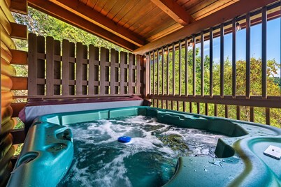 2 Mstr Bdrm suites✅Fast WiFi✅Mtn Views/Hot Tub/Arcade-Game Room/Seasonal Pool