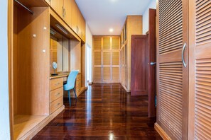 5 quartos, ferros/tábuas de passar roupa, berços grátis