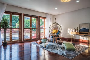 70-inch flat-screen TV with digital channels - 30Pax 5BR Luxurious 57ft Pool KL (Kuala Lumpur)