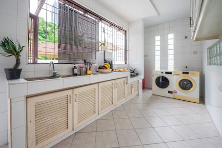 Luxury Villa | Private kitchen | Fridge, microwave, oven, stovetop