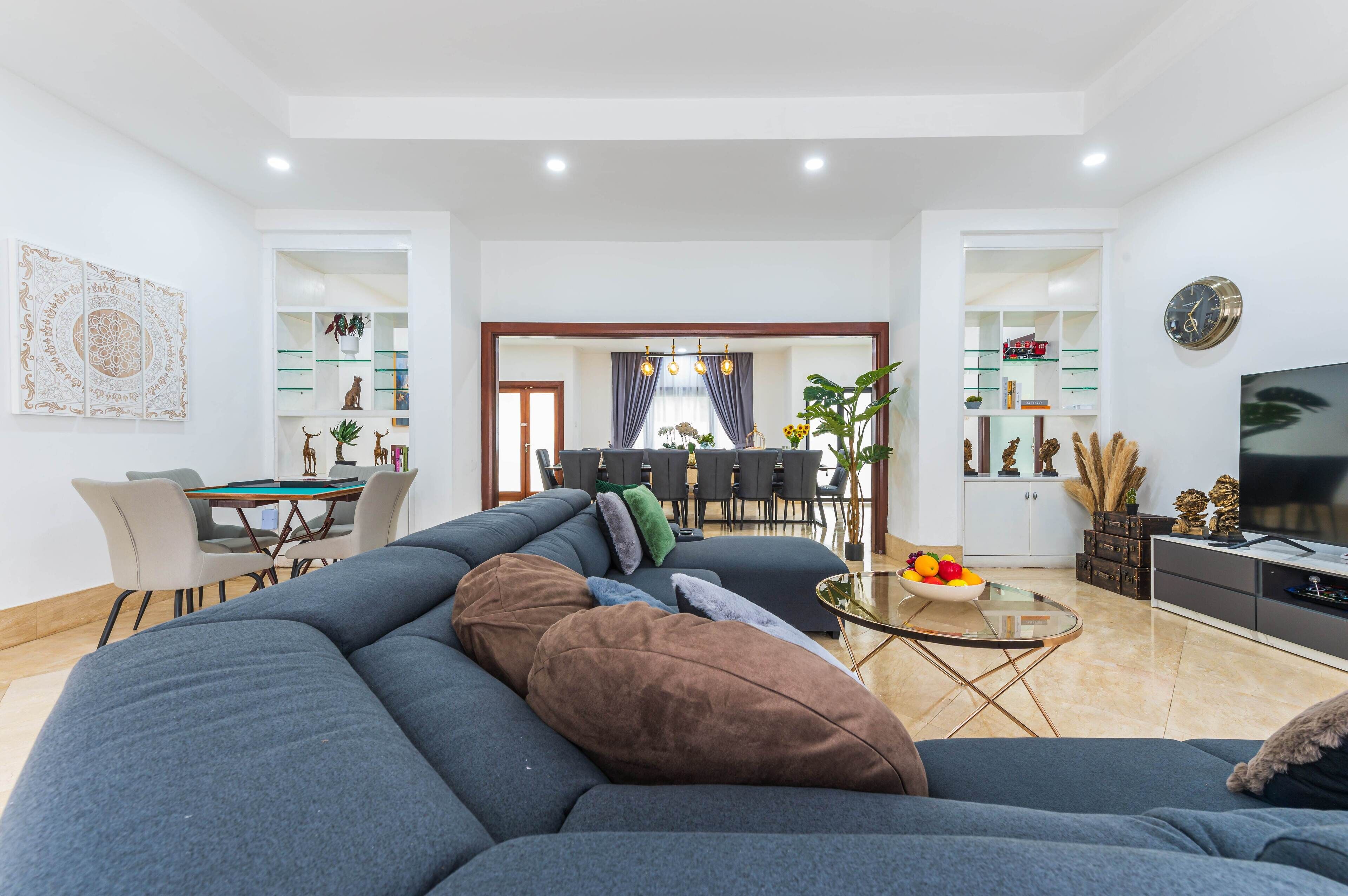 70 吋平面電視連數碼電視頻道