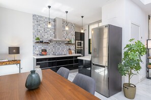 Jääkaappi, mikroaaltouuni, uuni, liesi