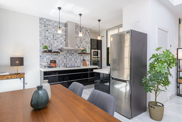 Fridge, microwave, oven, stovetop