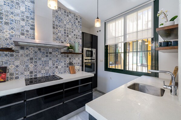 Jääkaappi, mikroaaltouuni, uuni, liesi