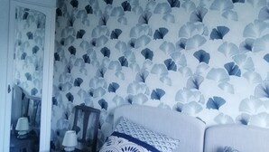 A bedroom with a bed, pillows, a nightstand, and a mirror. - Appartement Plage et Lac, 4pieces 3 Chambres (Les Sables-d'Olonne)