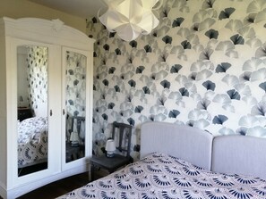 3 habitaciones, tabla de planchar con plancha y cuna de viaje 