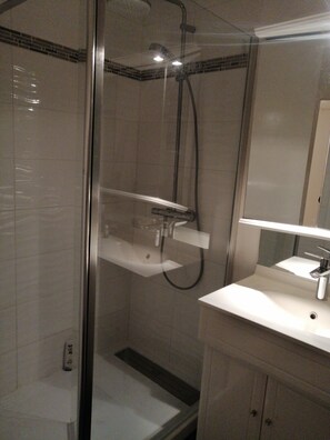 Douche, sèche-cheveux, savon, papier toilette