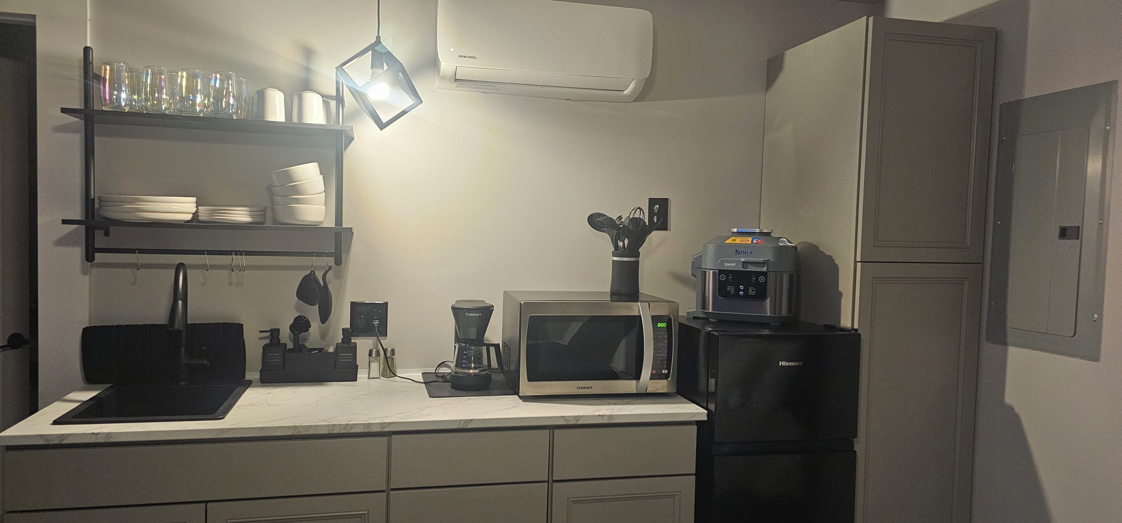 Cozy Chic Studio close to downtown pet friendly 