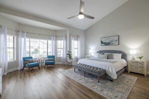 4 chambres, bureau, fer et planche à repasser, lit parapluie