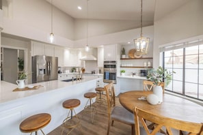 冷蔵庫、電子レンジ、オーブン、コンロ