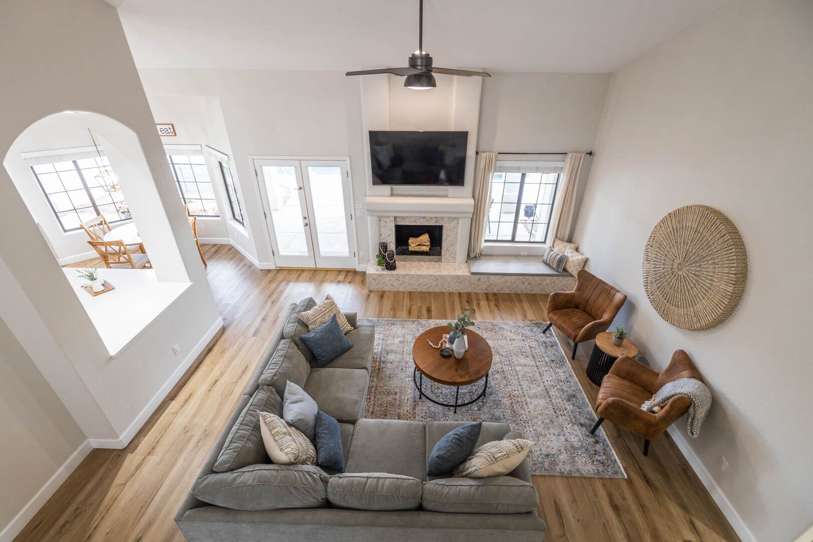 Smart TV, chimenea, videojuegos y futbolito 