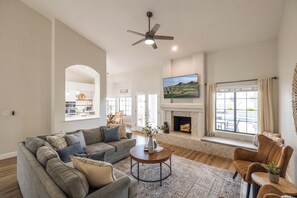 TV connectée, cheminée, jeux vidéo, baby-foot