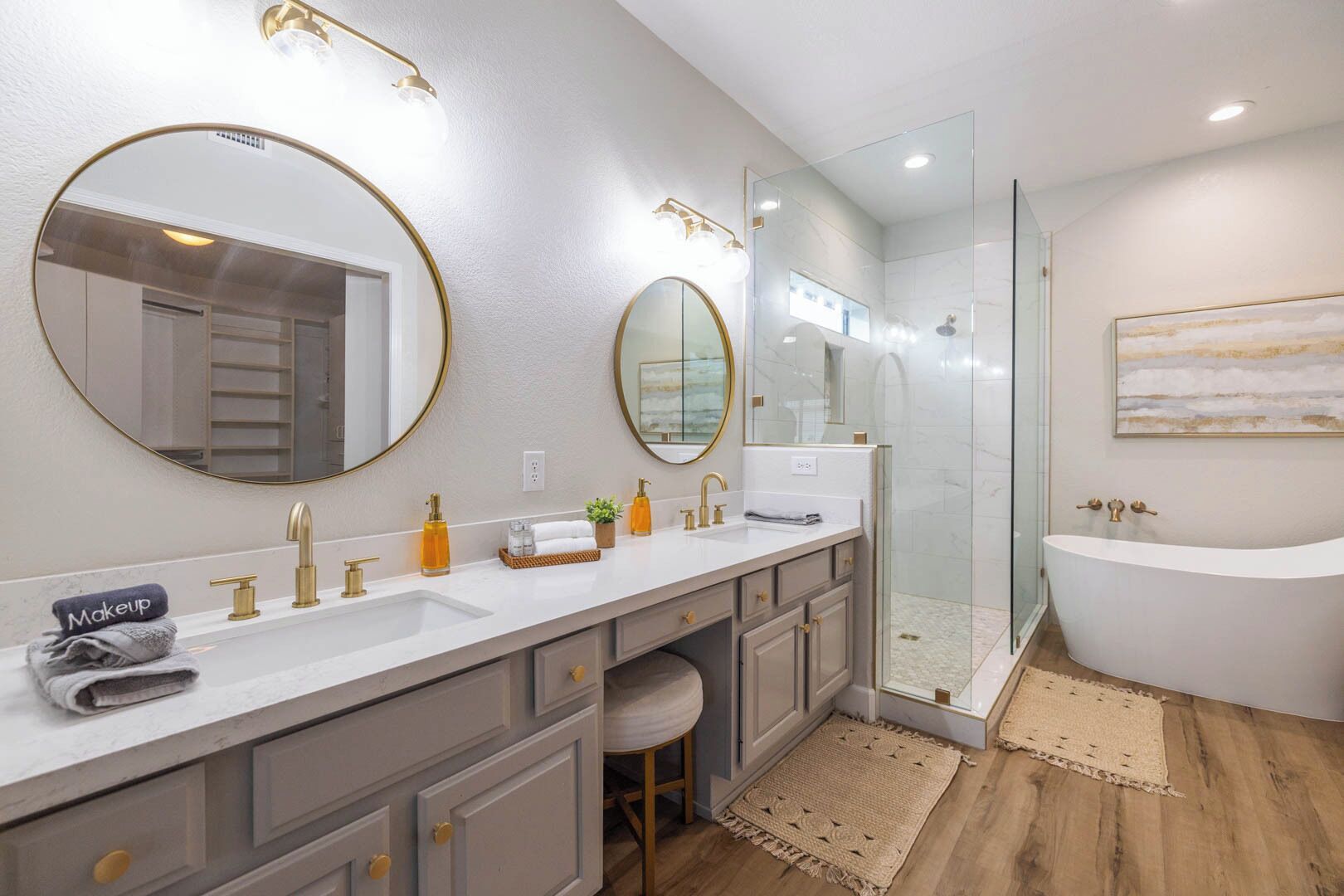 Combined shower/bathtub, hair dryer, towels