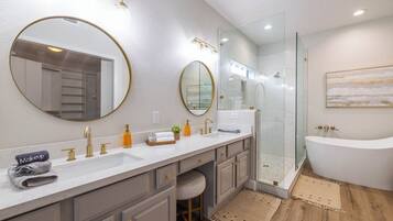 Combined shower/bathtub, hair dryer, towels