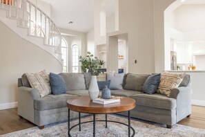 スマートテレビ、暖炉、テレビゲーム、テーブルサッカー台