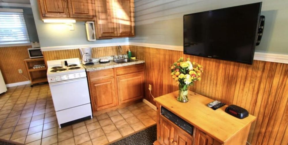 Located steps from Old Harbor and beaches Restaurants and shops one