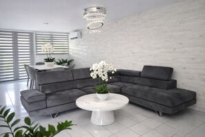 Living area - Casa en la Playa con Pool Private a 15 minutes airport.Home Tourist área Places. (Loíza)