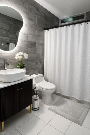 Douche, sèche-cheveux, bidet, serviettes fournies