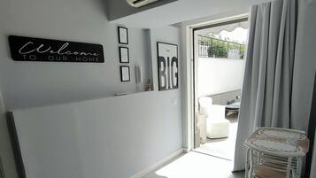 Appartement Économique | Literie hypoallergénique, couette en duvet d'oie, surmatelas, bureau