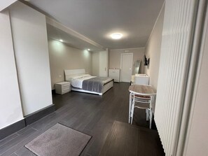 基本單棟房屋 | 防敏寢具、羽絨被、特厚豪華床墊、書桌