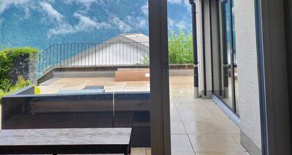 Guest apartment with breathtaking lake view in the Swiss mountains