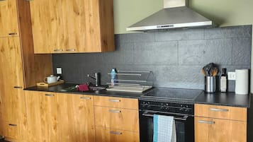 KĂŒhlschrank, Ofen, Herdplatte, Wasserkocher mit Kaffee-/Teezubehör
