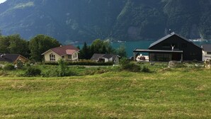 A mountain landscape with houses and a lake. - Guest apartment with breathtaking lake view in the Swiss mountains (Seelisberg)