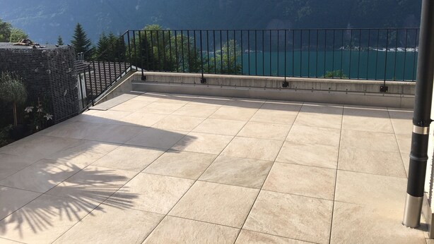 A balcony with a view of a lake and mountains. - Guest apartment with breathtaking lake view in the Swiss mountains (Seelisberg)