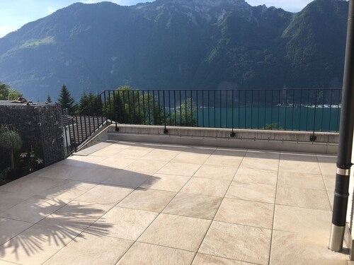 Guest apartment with breathtaking lake view in the Swiss mountains