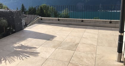 Guest apartment with breathtaking lake view in the Swiss mountains