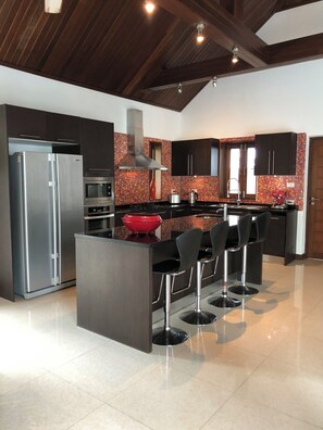 Refrigerador, microondas, horno, placa de cocina