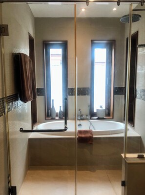Shower, hair dryer, towels, soap - Baan Tai Tara 3, Stylish Private Pool Villa close to the Beach (Koh Samui)