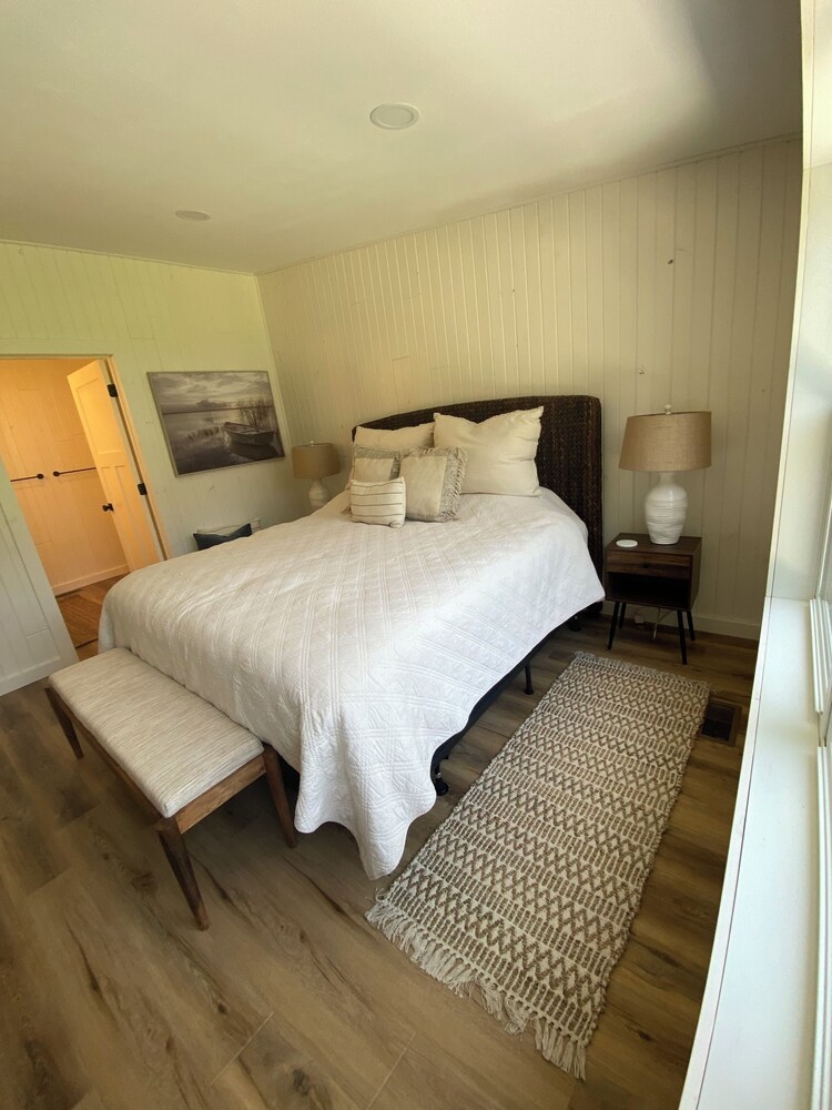 Shoreline Cottage on Lake Wissota is excited to host you and your