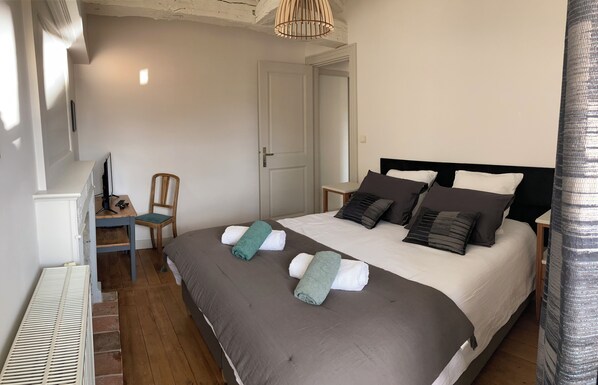 1 habitación, tabla de planchar con plancha, wifi gratis y ropa de cama 