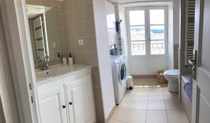 Secadora de cabello, toallas, jabón, shampoo 